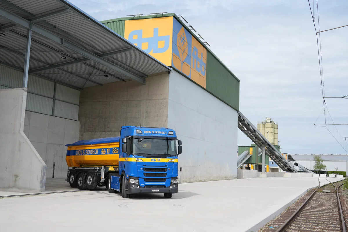 Ein in den Farben Blau und Gelb gehaltener Sattelschlepper der Firma FBB von Scania. Das Fahrzeug fährt batterieelektrisch.